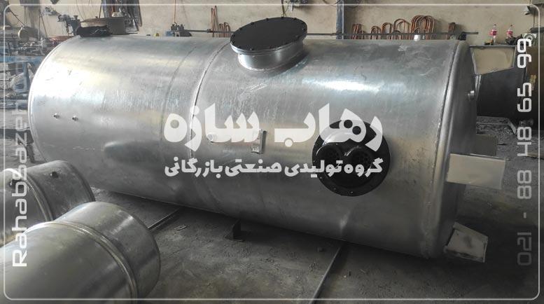 نمای بدنه یک منبع آب گرم افقی با اتصالات فلنجی در کارگاه