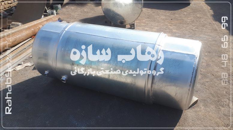 منبع دوجداره خوابیده با اتصالات جانبی در محوطه کارگاه